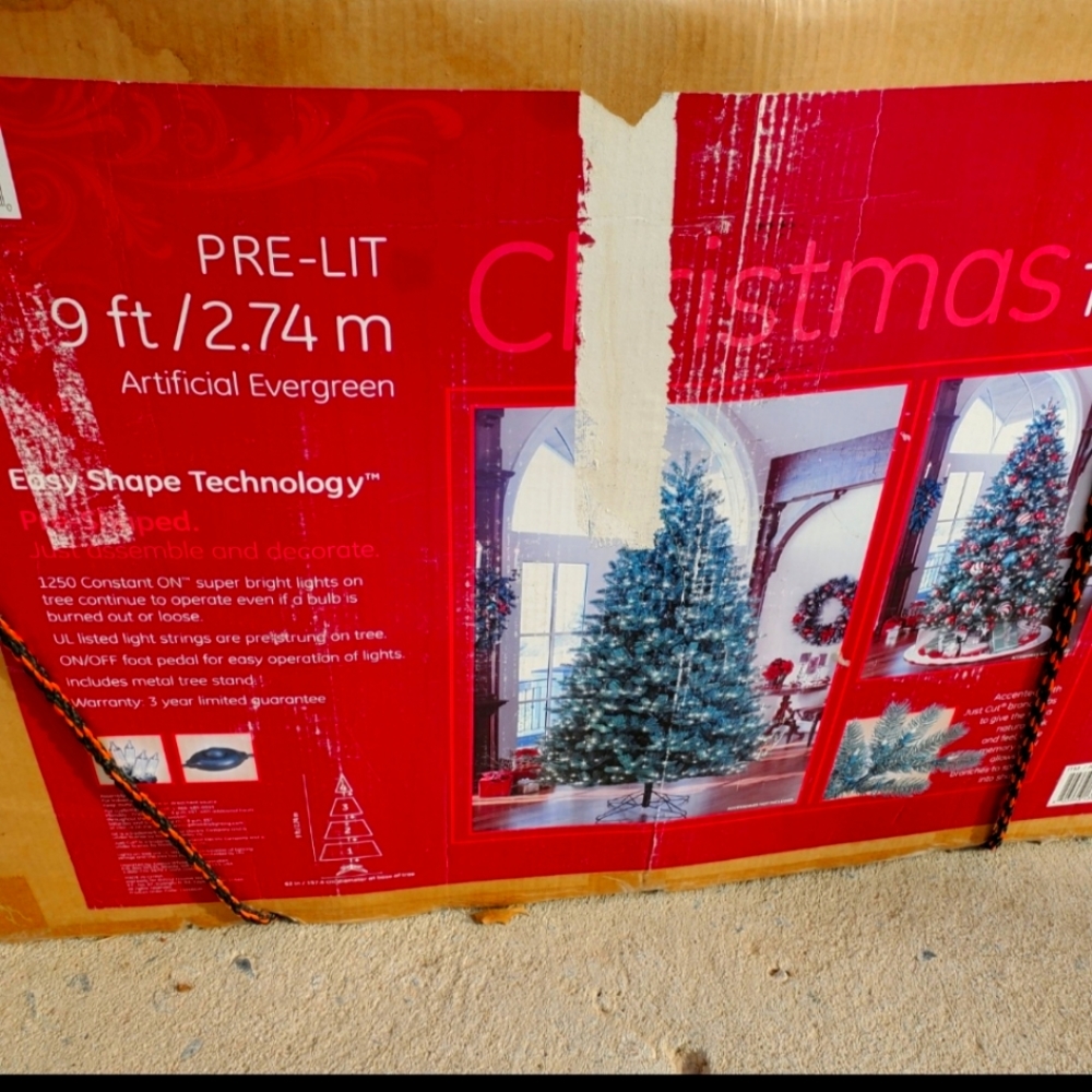 9 ft Christmas 🎄 tree with stand and lights